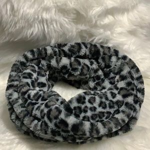 💕🧣BEBE Infinity 🧣 scarf animal print. 🧣💕 neck faux fur cozy